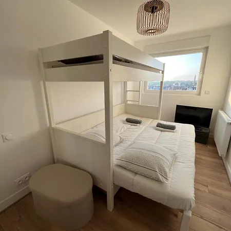 Mathilda Front De 9e étage